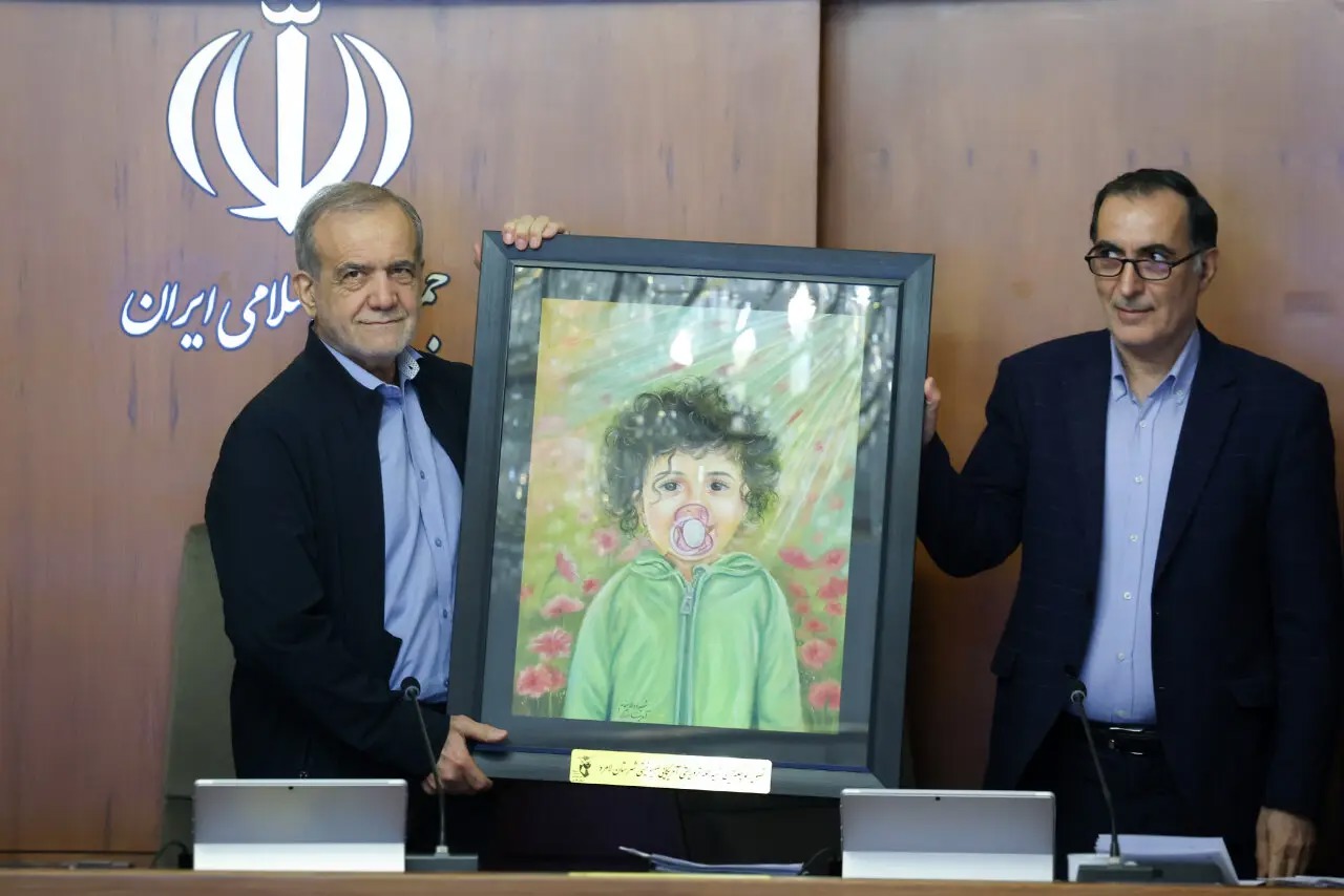 هدیه مادر آوینایِ لامرد به دکتر پزشکیان